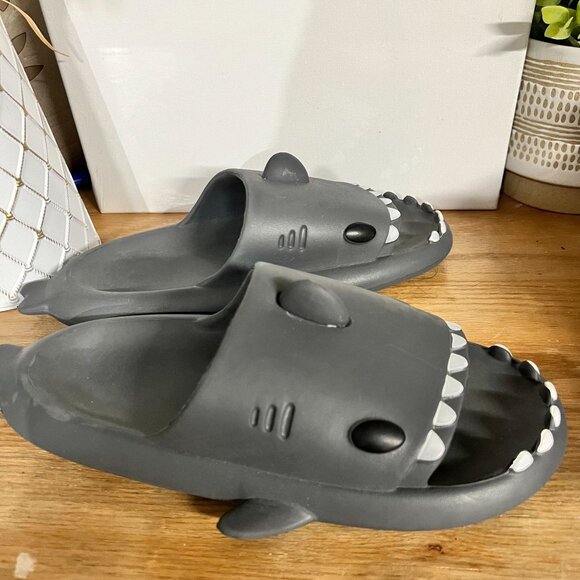 Crayon Friends Shark house shoe , CloudShark Slip on shoes. gray , 10.5-11.5 (44 - Picture 1 of 10